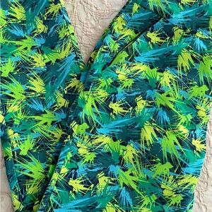 Soft Surroundings Tropical Print Top -‎ Green and Blue small zip pockets